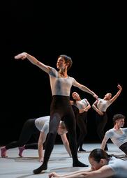 Vergrößerte Ansicht von Tänzerin Anna Zardi in starker Pose mit gestreckten Armen