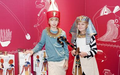 Zwei Kinder als Pharaonen verkleidet