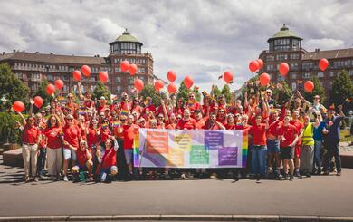 Oberbürgermeister Specht, Bürgermeister Dirk Grunert und Thorsten Riehle mit der städtischen Gruppe und der Gruppe der Jugendförderung beim Monnem Pride 2024
