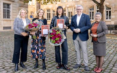 Helene Hecht-Preise 2024: Ewa Wojciechowska, Kulturamtsleiterin, Anne-Marie Geisthardt (Helene Hecht-Preis), Camie Klein (Helene Hecht-Nachwuchspreis); Bürgermeister Thorsten Riehle und Zahra Deilami 