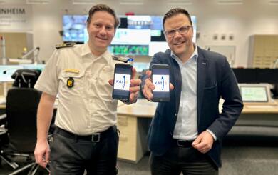 Bürgermeister Dr. Volker Proffen und Feuerwehr-Chef Thomas Näther präsentieren die App „KatRetter“, über die Ersthelfer künftig alarmiert werden können