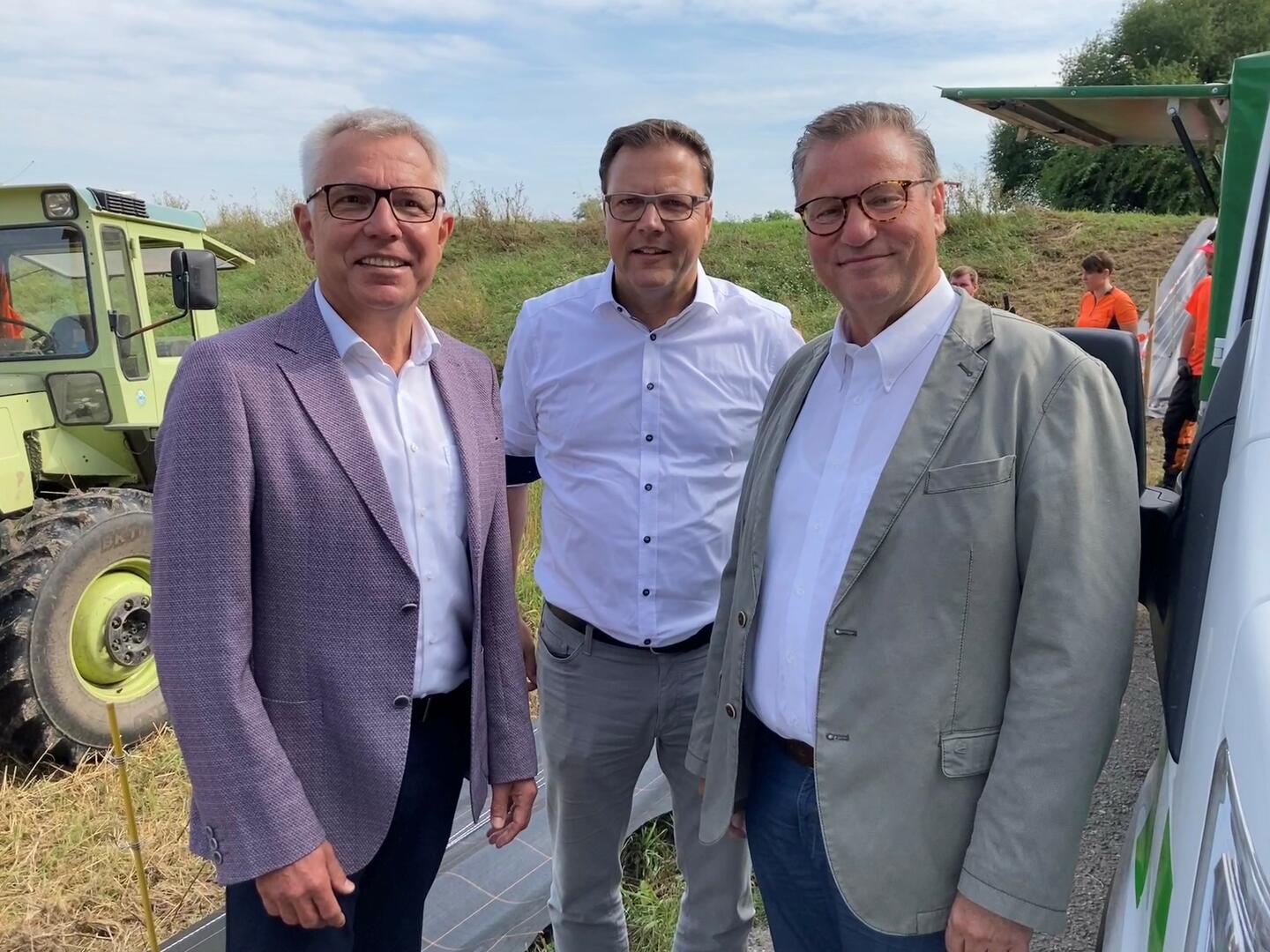 v.l.n.r.: Stefan Dallinger (Landrat des Rhein-Neckar-Kreises), Dr. Volker Proffen (Bürgermeister und Sicherheitsdezernent der Stadt Mannheim) und Minister Peter Hauk MdL besuchten am Montagmorgen die Zaunbauarbeiten.