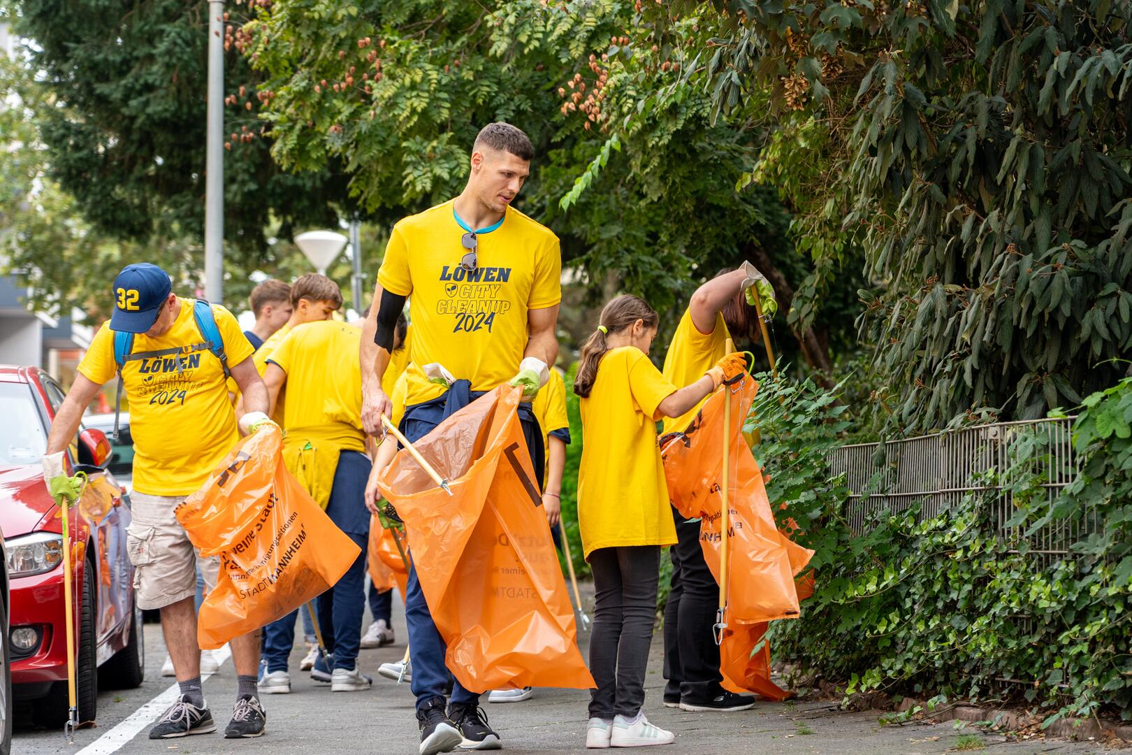 Freiwilligentage 2024: City-Clean-up der Rhein-Neckar-Löwen