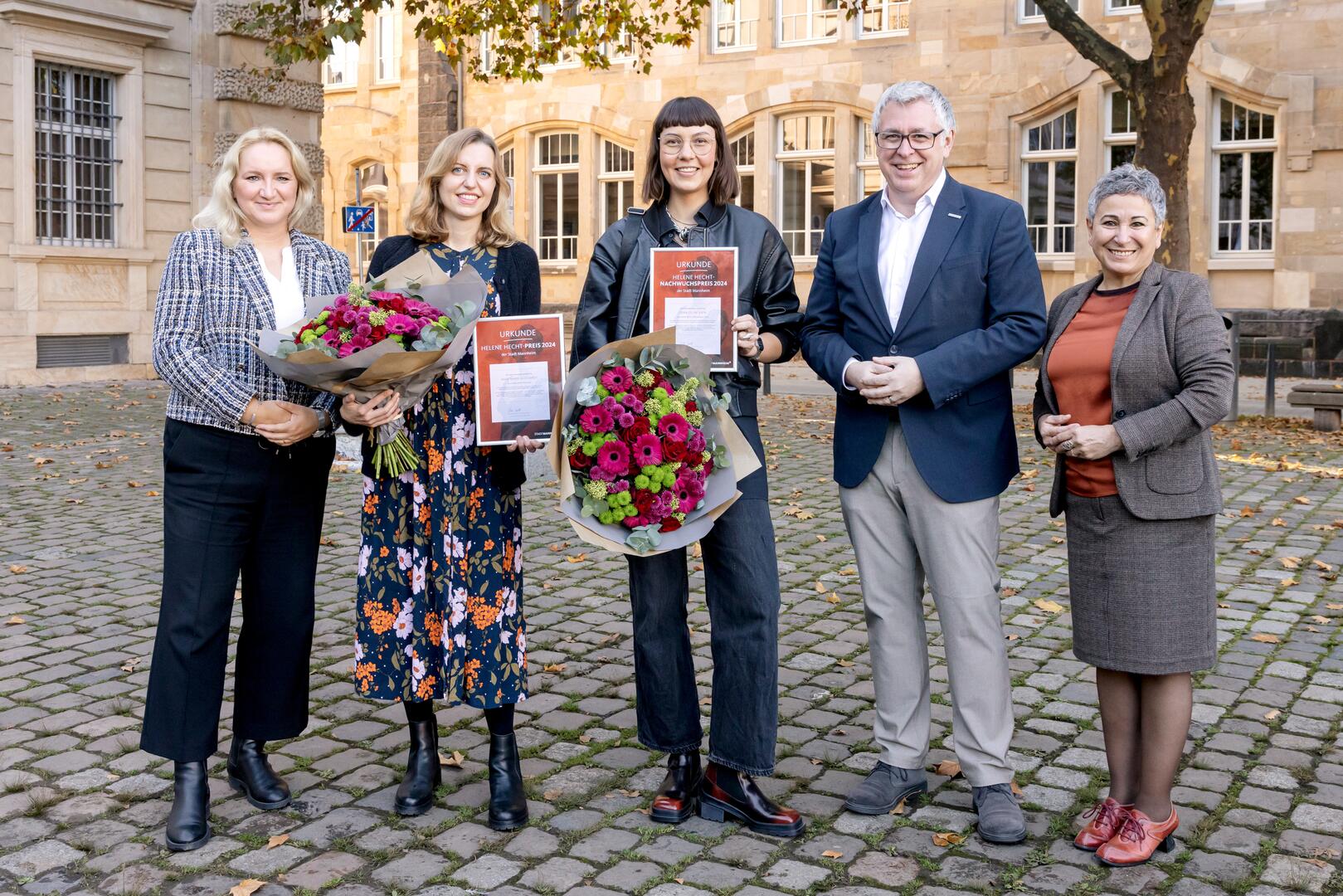 Helene Hecht-Preise 2024: Ewa Wojciechowska, Kulturamtsleiterin, Anne-Marie Geisthardt (Helene Hecht-Preis), Camie Klein (Helene Hecht-Nachwuchspreis); Bürgermeister Thorsten Riehle und Zahra Deilami 