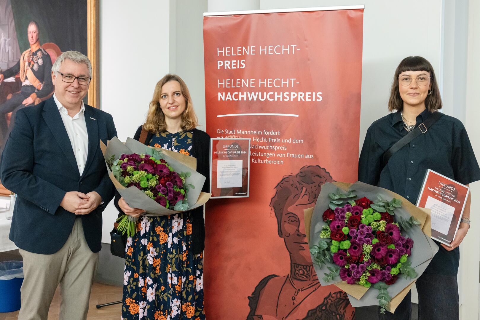 Helene Hecht-Preis-2024: Bürgermeister Thorsten Riehle mit den Preisträgerinnen Anne-Marie Geisthardt (Helene Hecht-Preis) und Camie Klein (Helene Hecht-Nachwuchspreis)