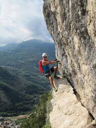 Vergrößerte Ansicht von Ein Mann klettert am Fels eines Klettersteigs