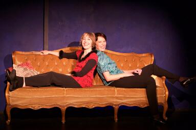 Vergrößerte Ansicht von Zwei Frauen (Florence Launay und Gudrun Eymann) auf einem Sofa