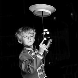 Vergrößerte Ansicht von ein Junge lässt im Zirkus einen Teller rotieren