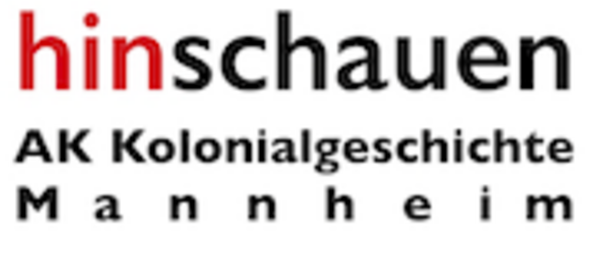 Vergrößerte Ansicht von Logo des AK Kolonialgeschichte Mannheim, auf dem steht: &quot;hinschauen. AK Kolonialgeschichte Mannheim.&quot;