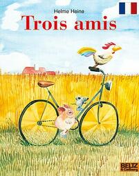 Vergrößerte Ansicht von Farbiges und illustriertes Bilderbuchcover &quot;Trois amis&quot;, welches ein Schwein, eine Maus und einen Hahn auf einem Fahrrad zeigt.