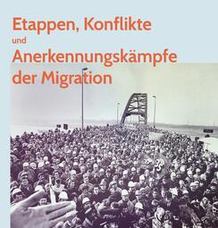 Vergrößerte Ansicht von Foto einer Demonstration von Arbeitern, darüber steht: &quot;Etappen, Konflikte und Anerkennungskämpfe der Migration&quot;.