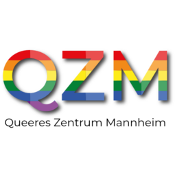 Vergrößerte Ansicht von Großbuchstaben &quot;QZM&quot; (Queeres Zentrum Mannheim) in Regegnbogenfarben