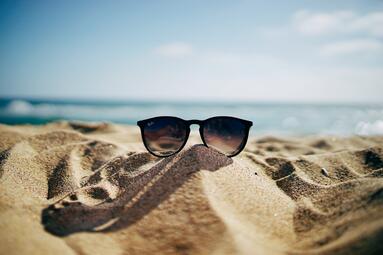Vergrößerte Ansicht von Sonnenbrille auf Sand