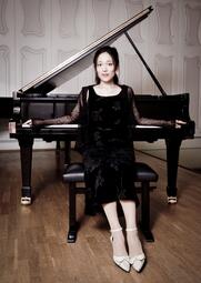 Vergrößerte Ansicht von Pianistin Sachie Matsushita vor einem schwarzen Flügel