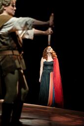 Vergrößerte Ansicht von Jonathan Stoughtons (Parsifal) Schwert ist auf Julia Faylenbogen (Kundry) gerichtet