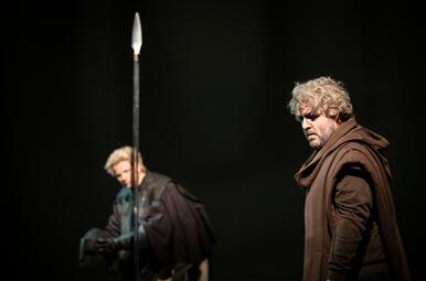 Vergrößerte Ansicht von Jonathan Stoughton (Parsifal), im Hintergrund steht bedrohlich Patrick Zielke (Gurnemanz)