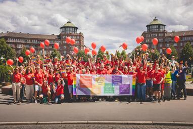 Vergrößerte Ansicht von Oberbürgermeister Specht, Bürgermeister Dirk Grunert und Thorsten Riehle mit der städtischen Gruppe und der Gruppe der Jugendförderung beim Monnem Pride 2024