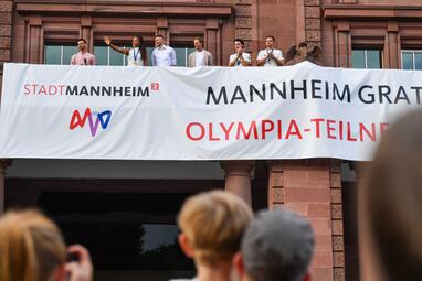 Vergrößerte Ansicht von Die Olympia-Teilnehmer auf dem Balkon des Rosengarten