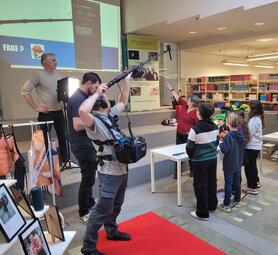 Vergrößerte Ansicht von Filmteam begleitet Workshop FAKE NEWS in der Stadtbibliothek