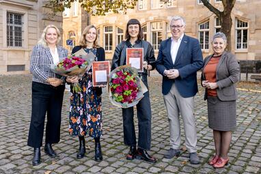 Vergrößerte Ansicht von Helene Hecht-Preise 2024: Ewa Wojciechowska, Kulturamtsleiterin, Anne-Marie Geisthardt (Helene Hecht-Preis), Camie Klein (Helene Hecht-Nachwuchspreis); Bürgermeister Thorsten Riehle und Zahra Deilami 