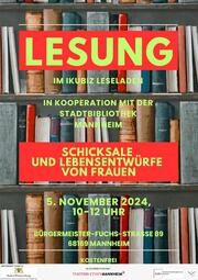 Vergrößerte Ansicht von Plakat mit dem Titel der Lesung und einem Bücherregal im Hintergrund.