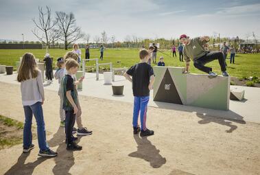 Vergrößerte Ansicht von Parkour-Anlage in der Parkschale Käfertal, Spinelli-Park, Mannheim