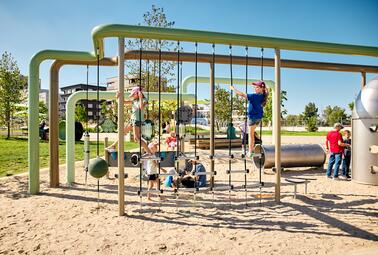 Vergrößerte Ansicht von Kinder klettern in einem Netz. Spielplatz in der Parkschale Käfertal, Spinelli-Park, Mannheim.