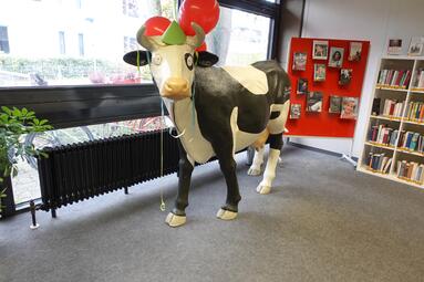 Vergrößerte Ansicht von 50 Jahre Stadtteilbibliothek Vogelstang Kuh Lieselotte