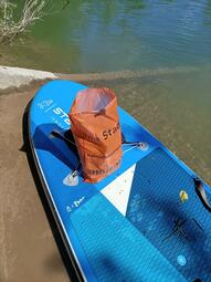 Vergrößerte Ansicht von Das Bild zeigt einen unserer bekannten Abfallsäcke. Der Verein hat diesen so zurechtgenäht, dass er gut auf ein Paddle-Board passt.