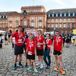 Vergrößerte Ansicht von &quot;Bahn frei für die Stadtbibliothek&quot;, hieß es beim Firmenlauf.