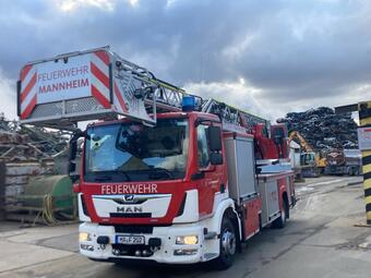 Vergrößerte Ansicht von Rund 110 Einsatzkräfte von Berufs- und Freiwilliger Feuerwehr sind vor Ort.