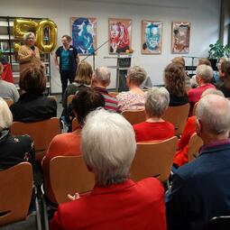 Vergrößerte Ansicht von Beim Zweigstellenjubiläum in Vogelstang war die Bibliothek voll.