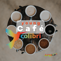 Vergrößerte Ansicht von Im Hintergrund ist ein runder Tisch. Auf diesem stehen Kaffeetassen nebeneinander. Im Vordergrund ist ein bunter Colibri und der Schriftzug &quot;Young Café Colibri&quot;