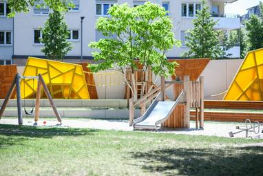 Vergrößerte Ansicht von Spielplatz im Glückstein-Park: Rutsche und Schaukel