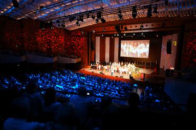 Vergrößerte Ansicht von Der Kinder- und Jugendchor des Nationaltheaters beim Festakt im Mozartsaal