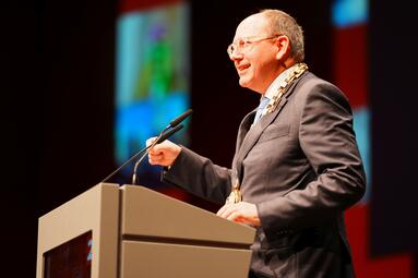 Vergrößerte Ansicht von Oberbürgermeister Christian Specht bei seiner Rede im Rahmen des Festakts