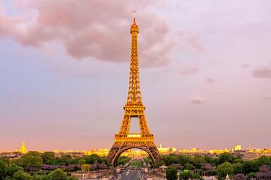 Vergrößerte Ansicht von Der Pariser Eifelturm in der Abenddämmerung als Symbol für Frankreich und die Französische Sprache.