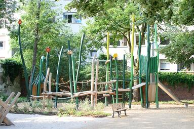 Vergrößerte Ansicht von Spielplatz im Lameygarten