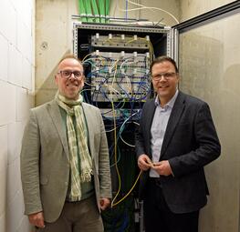 Vergrößerte Ansicht von Bildungsbürgermeister Dirk Grunert (l.) und Bürgermeister und IT-Dezernent Dr. Volker Proffen (r.) besuchen die Franklinschule. Sie ist eine von 48 Mannheimer Schulen, die inzwischen an das Glasfasernetz angeschlossen sind.