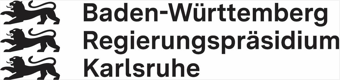 Vergrößerte Ansicht von Ein rechteckiges Logo. In schwarzer Schrift steht oben Baden-Württemberg, in der Mitte Regierungspräsidium und unten Karlsruhe. Neben jedem Wort ist links ein schwarzer Löwe abgebildet.