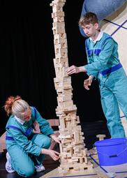 Vergrößerte Ansicht von Maren sewig und Luca Motka bauen einen hohen Turm mit Holzbausteinen.