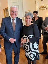 Vergrößerte Ansicht von Bundespräsident Frank-Walter Steinmeier und Zahra Deilami, Gleichstellungsbeauftragte der Stadt Mannheim