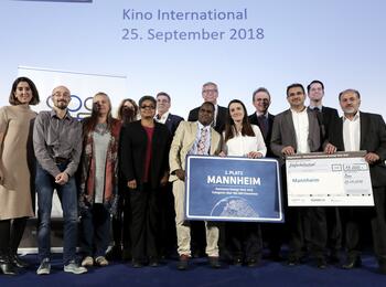 Die Mannheimer Delegation mit dem Preis "Kommune bewegt Welt"