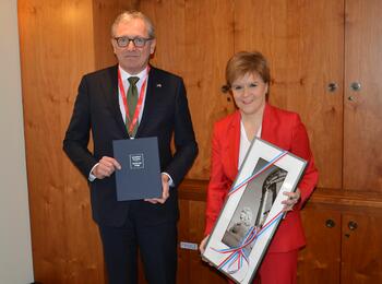 OB Dr. Kurz zusammen mit der schottischen Regierungschefin Sturgeon