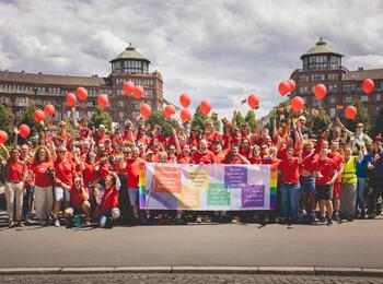 Oberbürgermeister Specht, Bürgermeister Dirk Grunert und Thorsten Riehle mit der städtischen Gruppe und der Gruppe der Jugendförderung beim Monnem Pride 2024