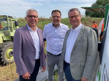 v.l.n.r.: Stefan Dallinger (Landrat des Rhein-Neckar-Kreises), Dr. Volker Proffen (Bürgermeister und Sicherheitsdezernent der Stadt Mannheim) und Minister Peter Hauk MdL besuchten am Montagmorgen die Zaunbauarbeiten.