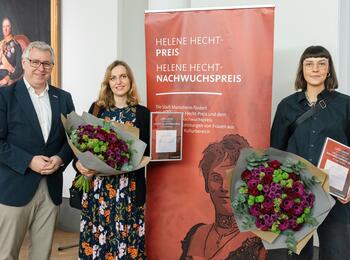 Helene Hecht-Preis-2024: Bürgermeister Thorsten Riehle mit den Preisträgerinnen Anne-Marie Geisthardt (Helene Hecht-Preis) und Camie Klein (Helene Hecht-Nachwuchspreis)