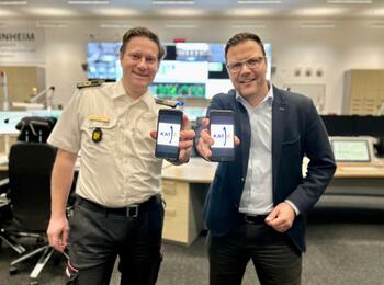 Bürgermeister Dr. Volker Proffen und Feuerwehr-Chef Thomas Näther präsentieren die App „KatRetter“, über die Ersthelfer künftig alarmiert werden können