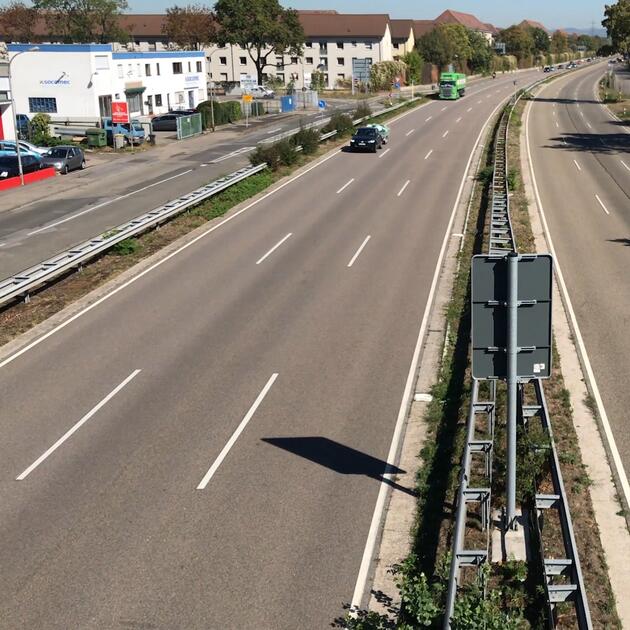 Ansicht der B 38 von einer Brücke herab