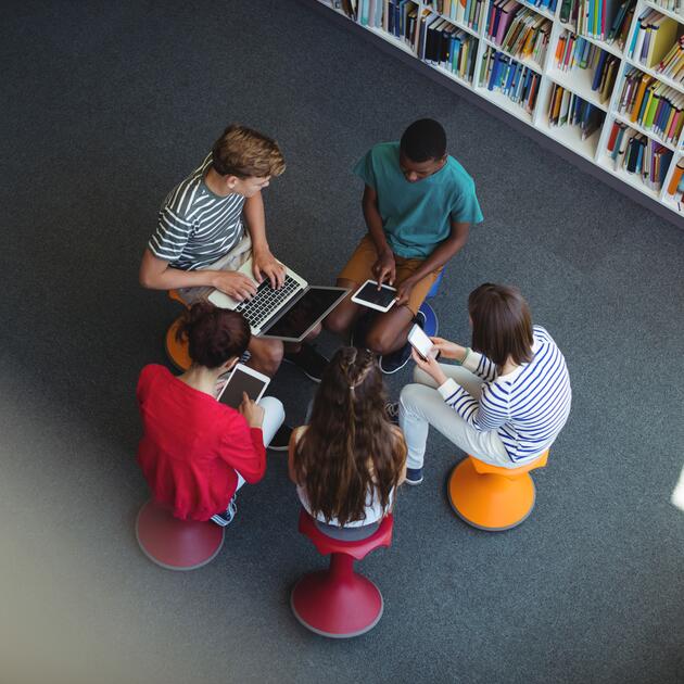 Schüler*innen im Gespräch in der Bibliothek